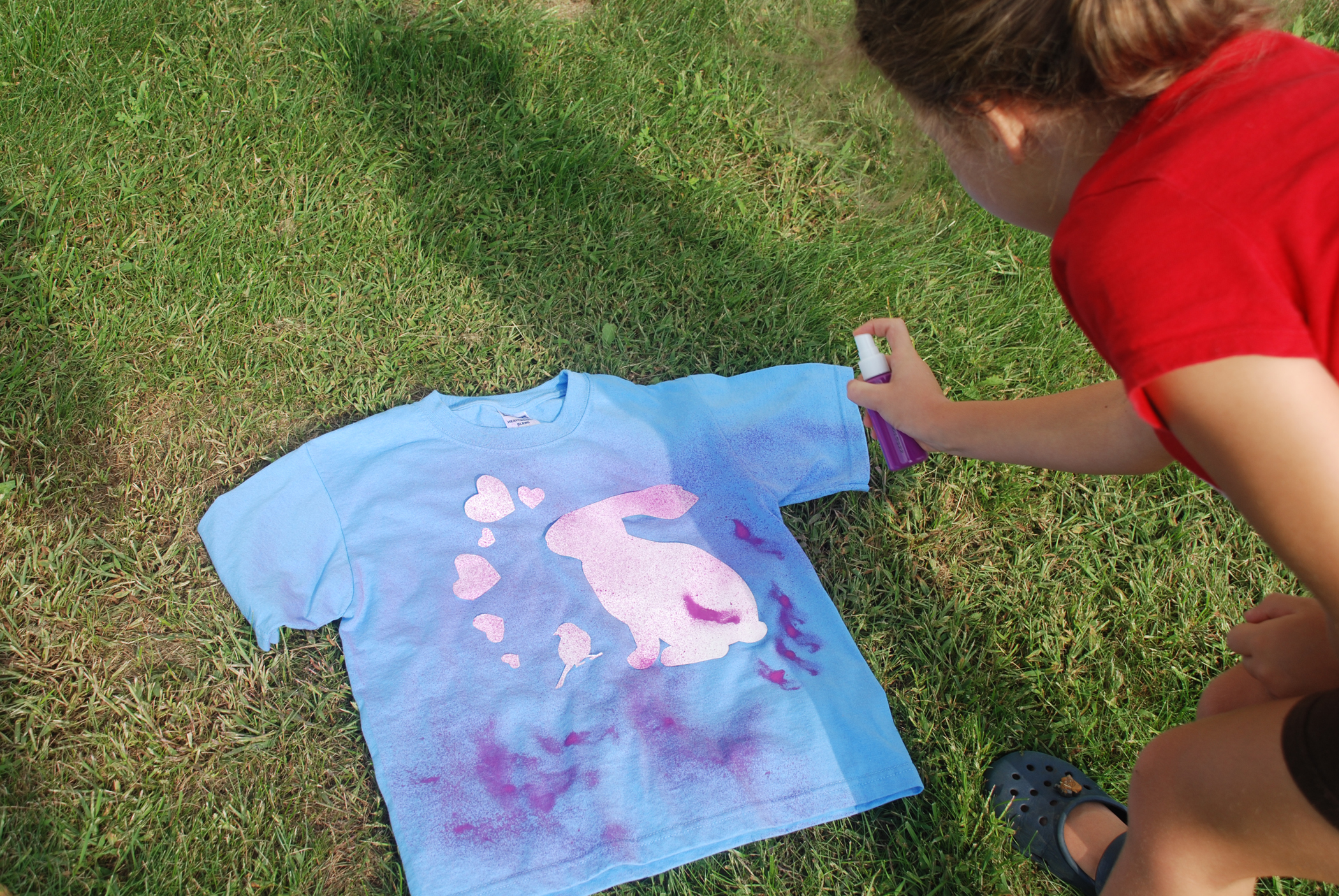How To | Fabric Spray Paint T-shirt