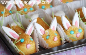 Wilton Bunny Decorating Kit, Bunny Twinkie, Edible Easter Grass